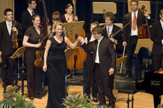Großer Applaus für Anika Vavic und Thomas Rösner mit der Sinfoniette Baden.
