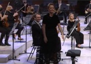 Die Akustik des leeren Saals unterstützt die Luftigkeit des Orchesters, obwohl es nicht immer leicht ist, einem gestreamten Konzert beizuwohnen. Die Akustik des leeren Saals unterstützt die Luftigkeit des Orchesters, obwohl es nicht immer leicht ist, einem gestreamten Konzert beizuwohnen.